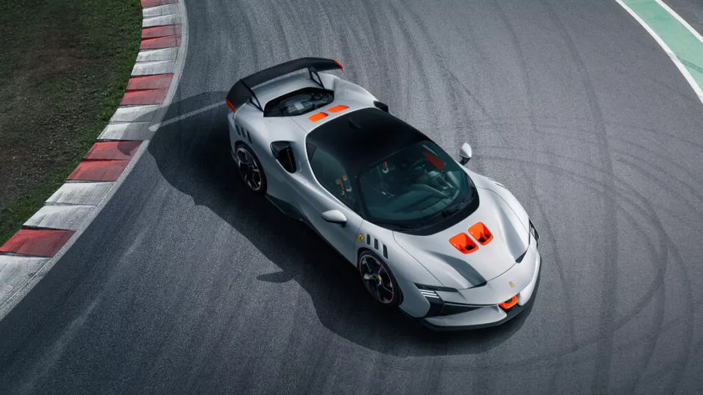 פרארי SF90 XX Stradale על המסלול (צילום: פרארי)