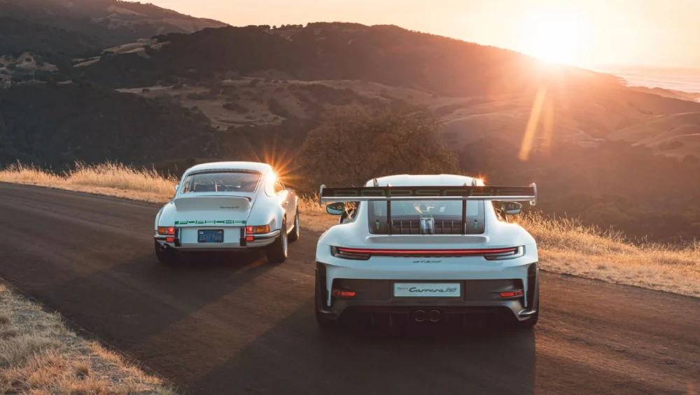 ועוד הצצה לעבר. Carrera RS 2.7, 911 GT3 RS, ב-Monterey Car Week, 2022 (צילום: Porsche Cars North America)