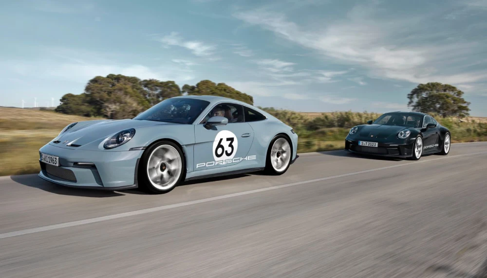 Porsche 911 S/T עם חבילת העיצוב Heritage לצד Porsche 911 S/T (צילום: 2023, Porsche AG)