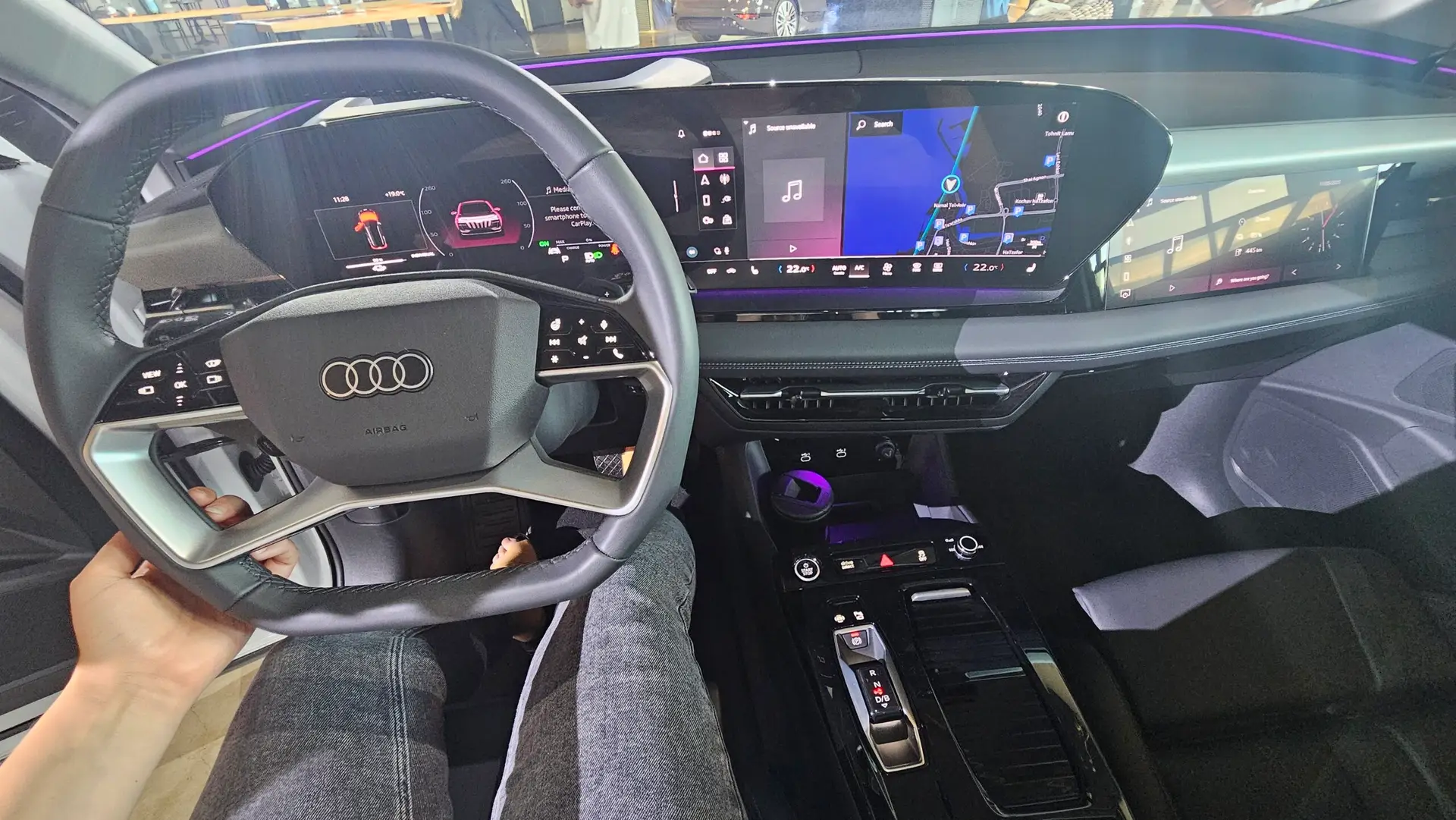 אאודי A6 e-tron החשמלית בתא הנהג (צילום: פלאג מג)