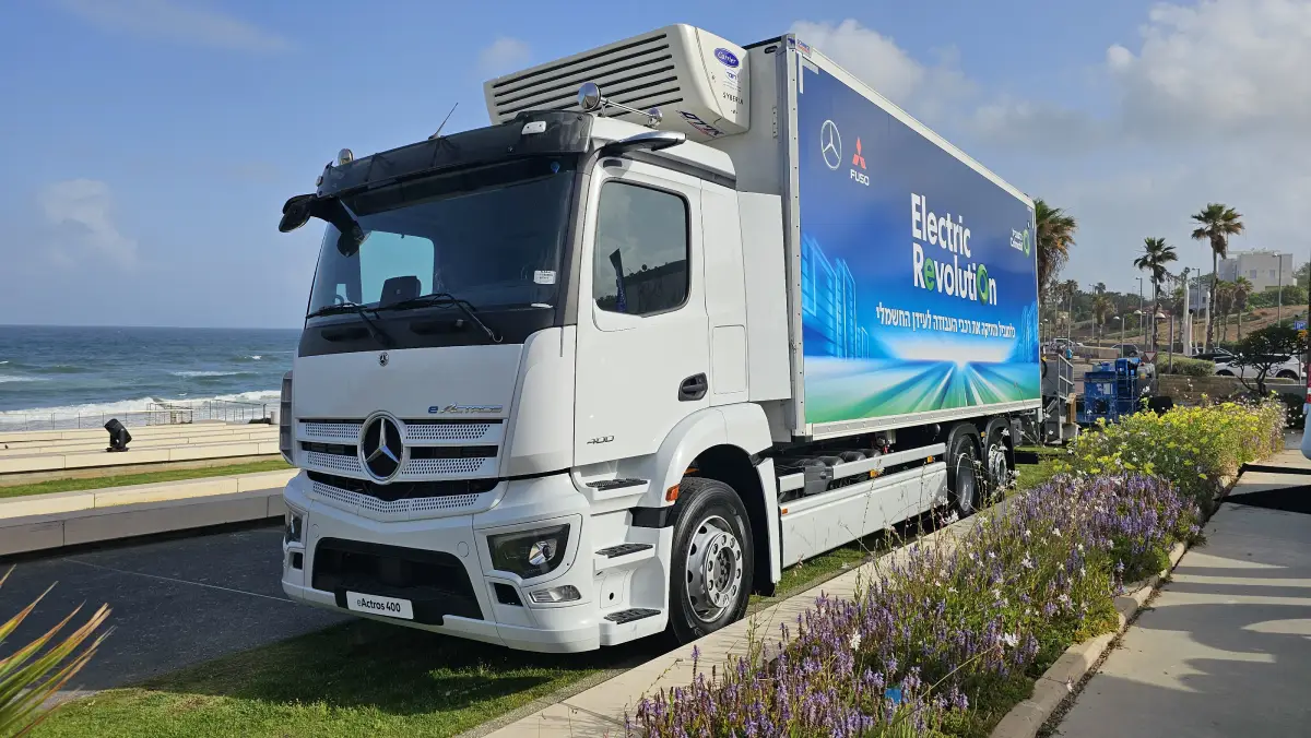 משאית מרצדס eActros חשמלית (צילום: פלאג מג)