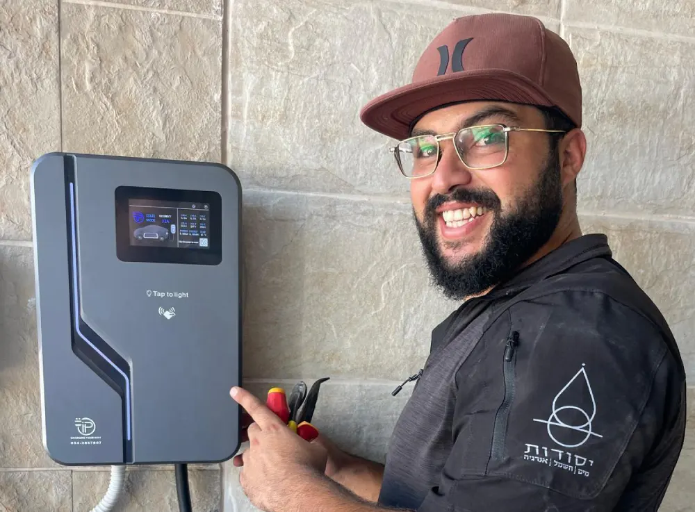 נאור מחברת יסודות, שאחראי על ביצוע מקצועי, מהיר ומדויק (צילום: IP Charge)