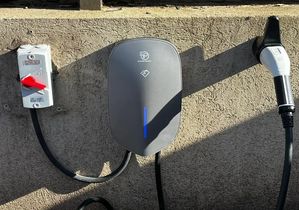 עמדת טעינה עם ניהול עומסים אוטונומי בבית הלקוח (צילום: IPcharge)