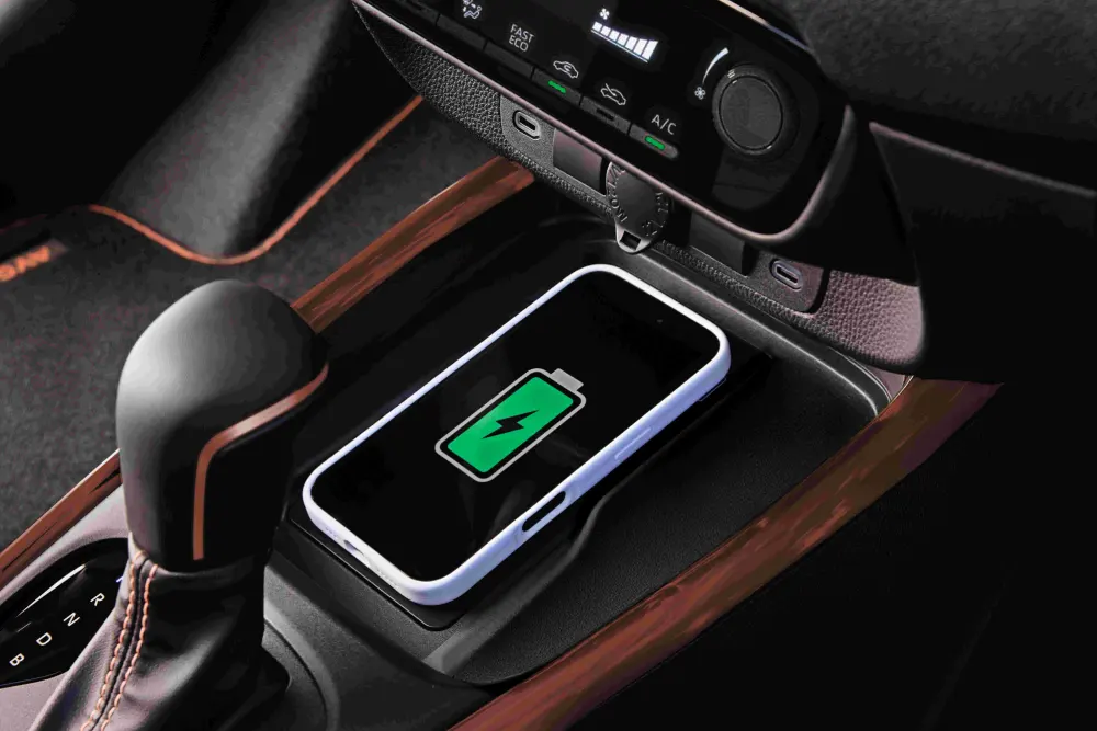 טעינה אלחוטית לטלפון הנייד (צילום: טויוטה)