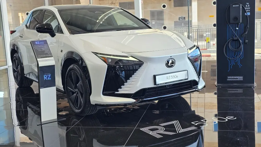 לקסוס RZ חשמלית (צילום: LEXUS)