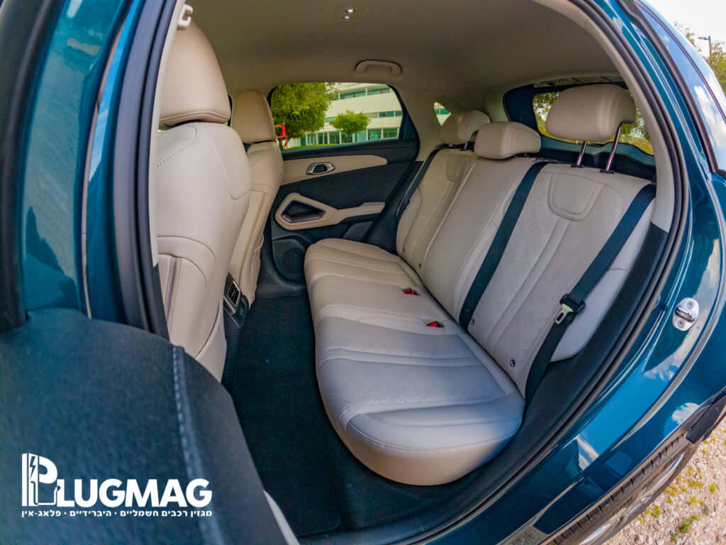 אזור הנוסעים מאחור ב-BYD ATTO 2 DM-i (צילום: פלאג מג)