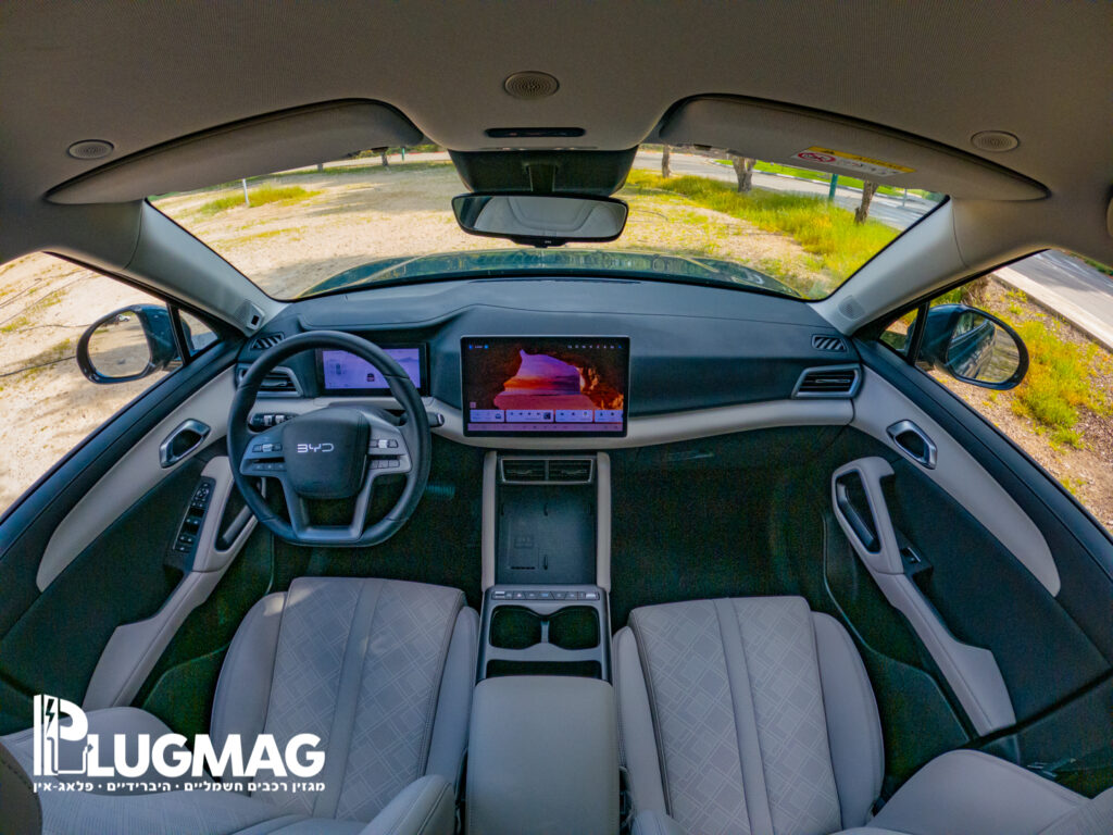 אזור הנוסעים מלפנים ב-BYD ATTO 2 DM-i (צילום: פלאג מג)
