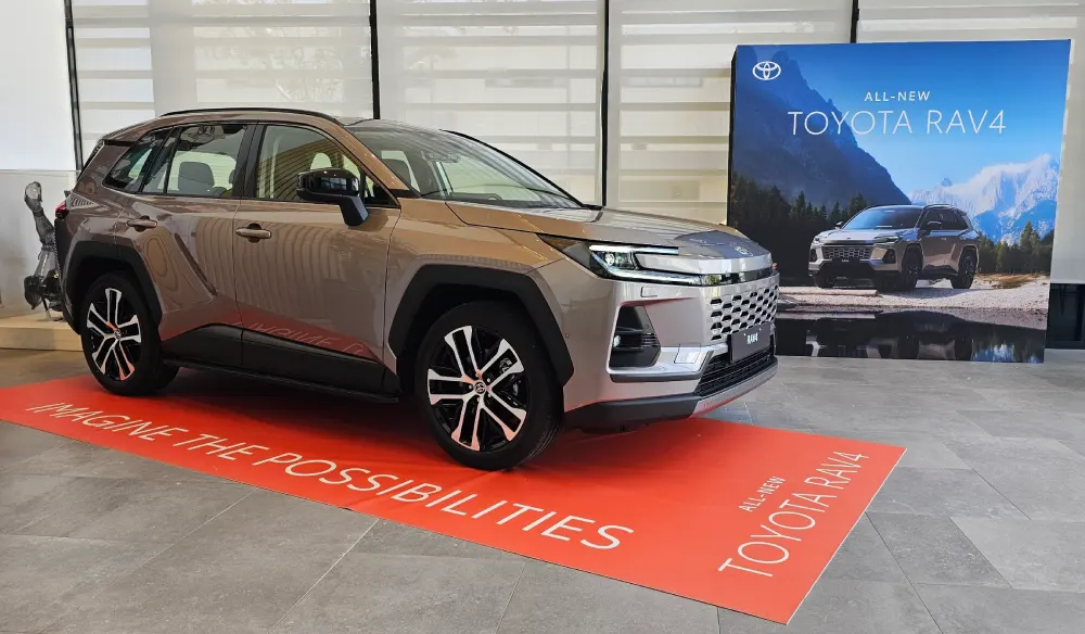 טויוטה RAV4 היברידי חדש 2026 (צילום: פלאג מג)