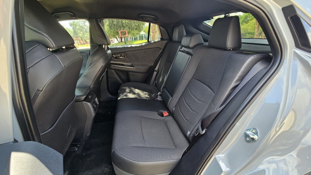 המושבים מאחור בטויוטה C-HR+ החשמלית (צילום: פלאג מג)