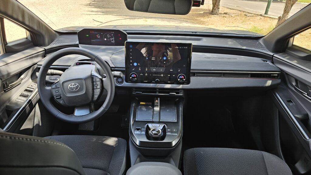 תא הנהגת של טויוטה C-HR+ חשמלי (צילום: פלאג מג)