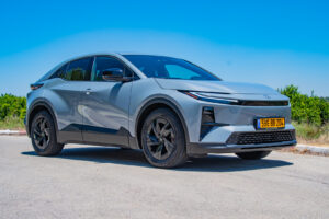 טויוטה C-HR+ חשמלי במבחן דרכים (צילום: פלאג מג)