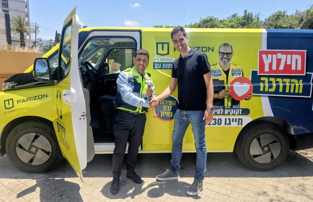 רונן יבלון, מנכ"ל Geely ישראל; ישראל אלמסי, מנכ"ל ארגון ידידים (צילום: יח"צ)