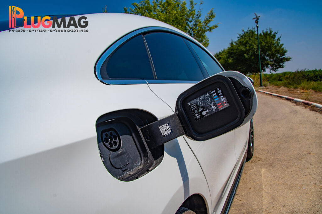 שקע טעינה מרצדס CLA EQ חשמלי (צילום: אירה מקיינקו)