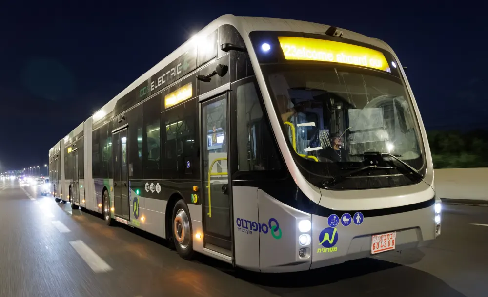 האוטובוס רב-הקיבולת החשמלי הראשון בישראל (צילום: תומר פדר)