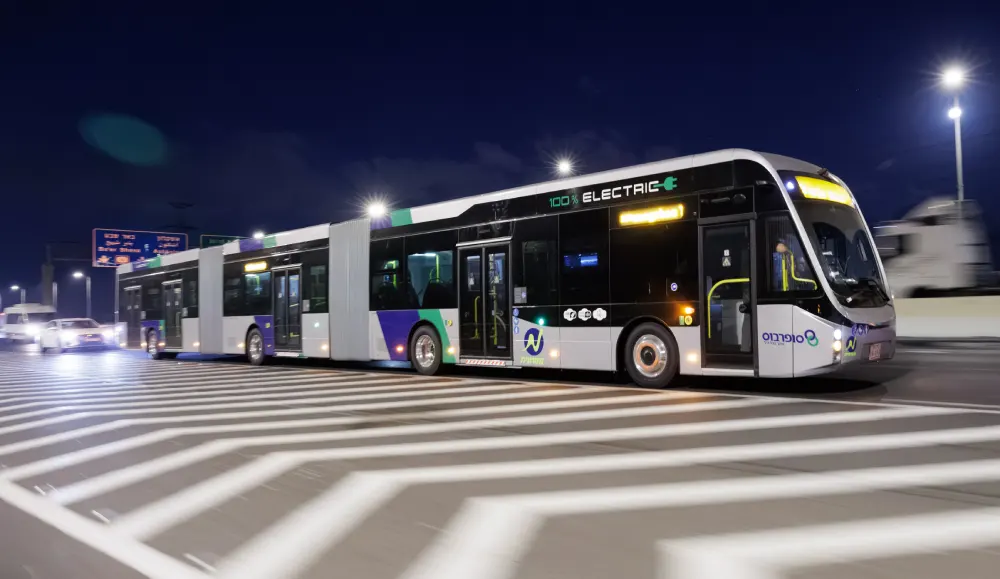 האוטובוס רב-הקיבולת החשמלי הראשון בישראל (צילום: תומר פדר)