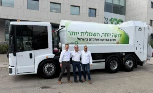 נתי מלול, מנכ"ל קבוצת אלון, זהר בלום סגן ראש העיר רחובות והממונה על איכות הסביבה ואייל שגב מנהל חטיבת הובלה ורכבי עבודה בכלמוביל (צילום: בלזר יח"צ)